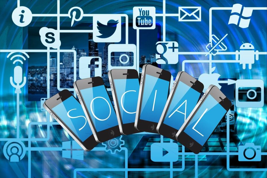 Bild Leistungsspektrum als Marketinginstrument: blauer Hintergrund, Logos von Social Media Kanälen, im Vordergrund "SOCIAL"